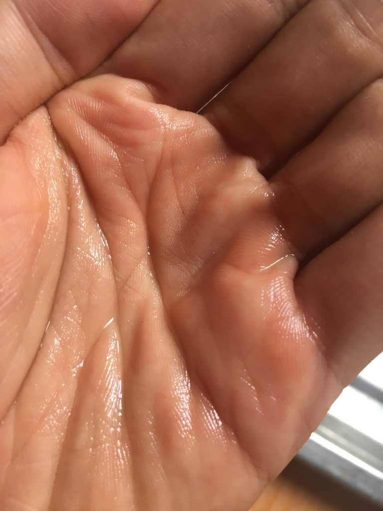 hình bàn tay thoa nước rửa tay làm từ cồn